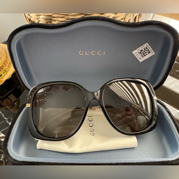 Gucci Accessories - Gucci GG0511S